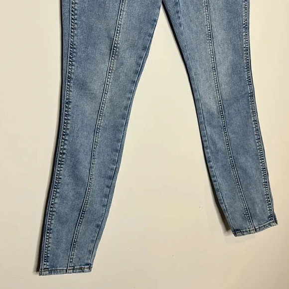 Universal Thread Blue Denim Jeans - Picture 4 of 8